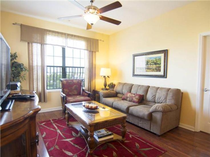 Elegante sala de estar con mobiliario moderno en un apartamento en Building Cayview Avenue - livly-housing - 1248265 - MCO en Orlando, Orlando Elegante sala de estar con mobiliario moderno en un apartamento en Building Cayview Avenue - livly-housing - 1248265 - MCO en Orlando, Orlando