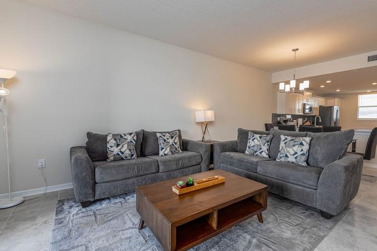 Elegant gestaltetes Wohnzimmer mit moderner Einrichtung in einer Wohnung im Building Paradox Circle - livly-housing - 1248263 - MCO in Kissimmee, Kissimmee