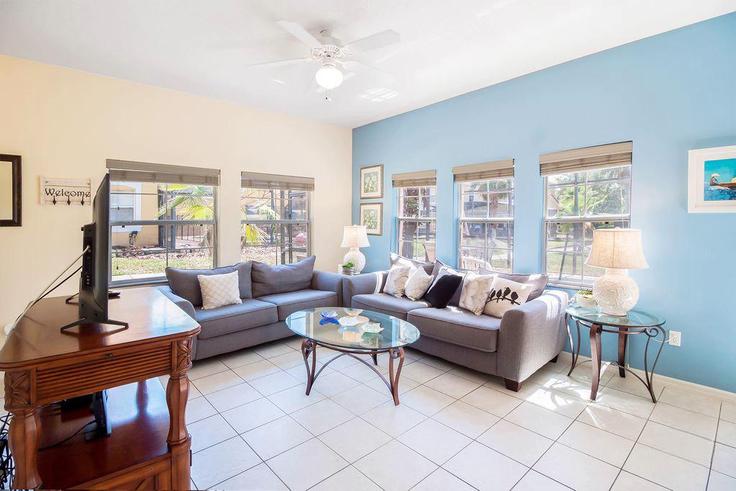 Elegante sala de estar con mobiliario moderno en un apartamento en Building Bay Lilly Loop - livly-housing - 1248282 - MCO en Four Corners, Four Corners Elegante sala de estar con mobiliario moderno en un apartamento en Building Bay Lilly Loop - livly-housing - 1248282 - MCO en Four Corners, Four Corners