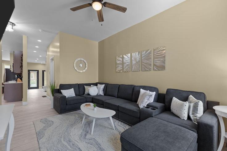Salle de séjour élégante avec mobilier moderne dans un appartement à Building Sidney Street - livly-housing - 1246903 - STL à St. Louis, St. Louis