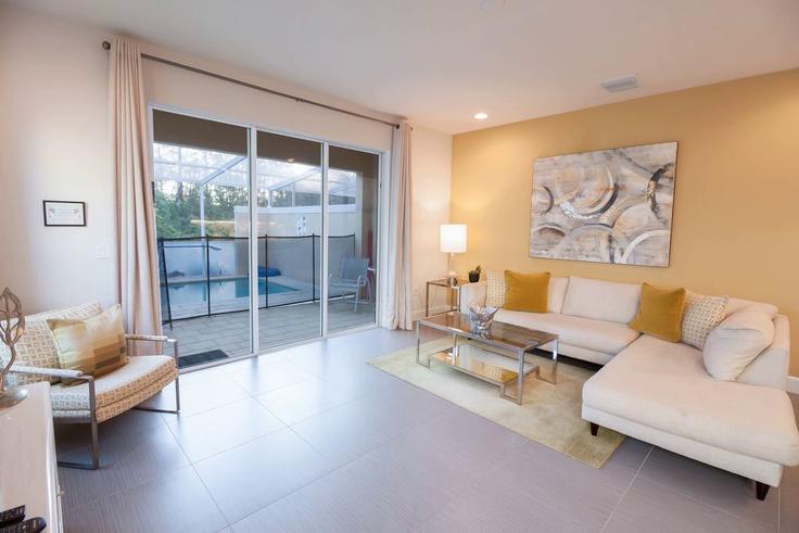 Salle de séjour élégante avec mobilier moderne dans un appartement à Building Retreat Circle - livly-housing - 1248256 - MCO à Four Corners, Four Corners