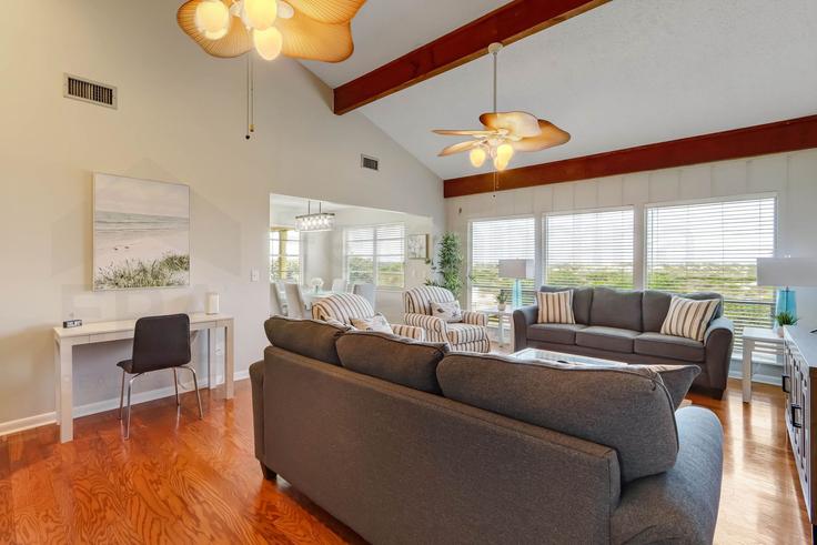 Salle de séjour élégante avec mobilier moderne dans un appartement à Building South Fletcher Avenue - livly-housing - 1246992 - USA à Fernandina Beach, Fernandina Beach