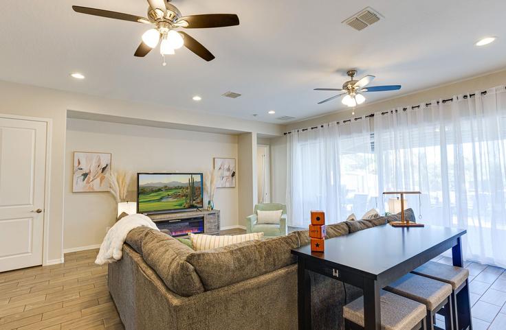 Elegante sala de estar con mobiliario moderno en un apartamento en Building East Creekside Drive - livly-housing - 1247608 - USA en Queen Creek, Queen Creek Elegante sala de estar con mobiliario moderno en un apartamento en Building East Creekside Drive - livly-housing - 1247608 - USA en Queen Creek, Queen Creek