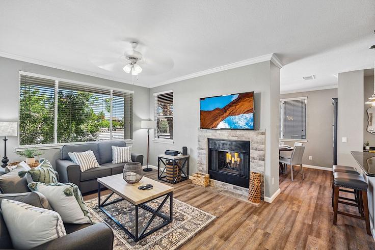 Elegante sala de estar con mobiliario moderno en un apartamento en Building East Acoma Drive - livly-housing - 1247241 - USA en Phoenix, Phoenix