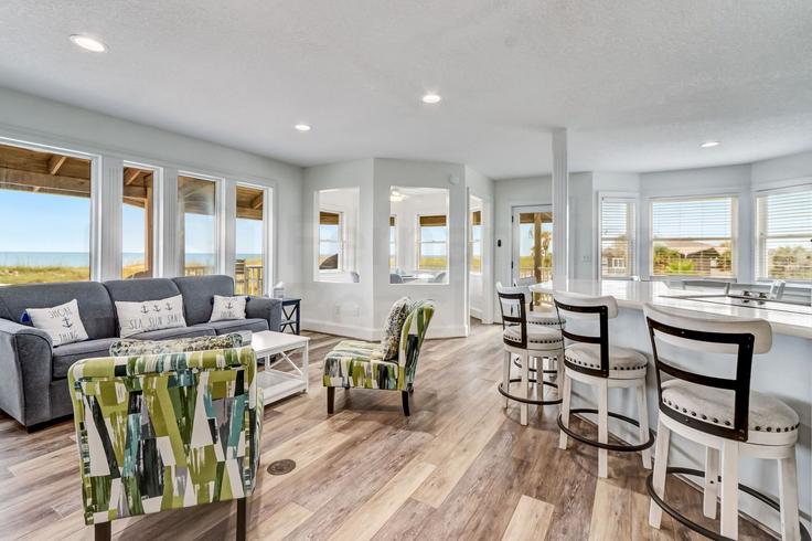 Fernandina Beach, Fernandina Beach에 위치한 Building North Fletcher Avenue - livly-housing - 1246987 - USA 유닛의 세련된 인테리어가 돋보이는 거실