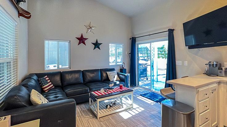 Elegant gestaltetes Wohnzimmer mit moderner Einrichtung in einer Wohnung im Building Parker Dam Road - livly-housing - 1248130 - LAX in Parker Dam, Parker Dam