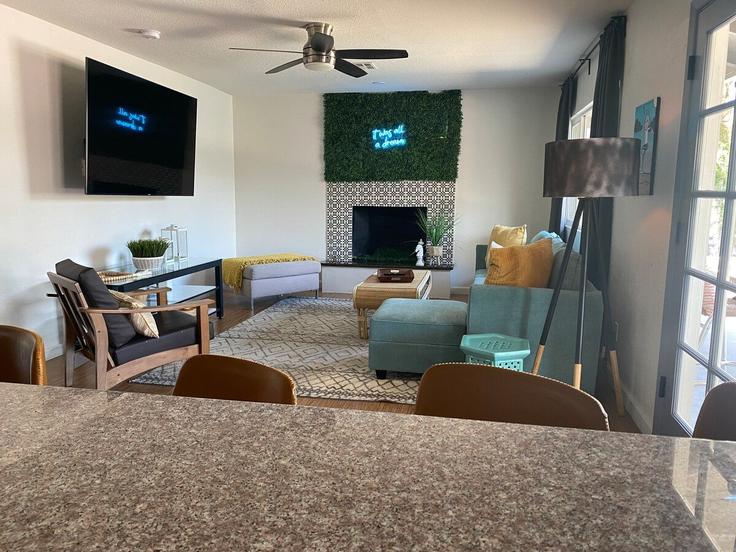 Elegant gestaltetes Wohnzimmer mit moderner Einrichtung in einer Wohnung im Building East Poinsettia Drive - livly-housing - 1248614 - USA in Phoenix, Phoenix