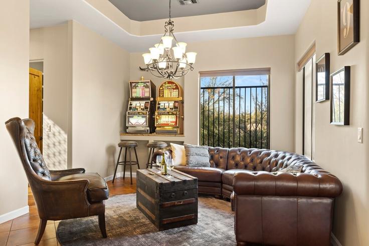 Elegant gestaltetes Wohnzimmer mit moderner Einrichtung in einer Wohnung im Building East Dale Lane - livly-housing - 1248648 - USA in Scottsdale, Scottsdale Elegant gestaltetes Wohnzimmer mit moderner Einrichtung in einer Wohnung im Building East Dale Lane - livly-housing - 1248648 - USA in Scottsdale, Scottsdale