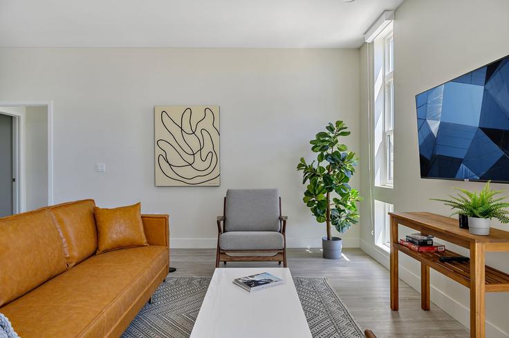 Elegant gestaltetes Wohnzimmer mit moderner Einrichtung in einer Wohnung im Building Zuni Street - livly-housing - 1249144 - DEN in Denver, Denver Elegant gestaltetes Wohnzimmer mit moderner Einrichtung in einer Wohnung im Building Zuni Street - livly-housing - 1249144 - DEN in Denver, Denver