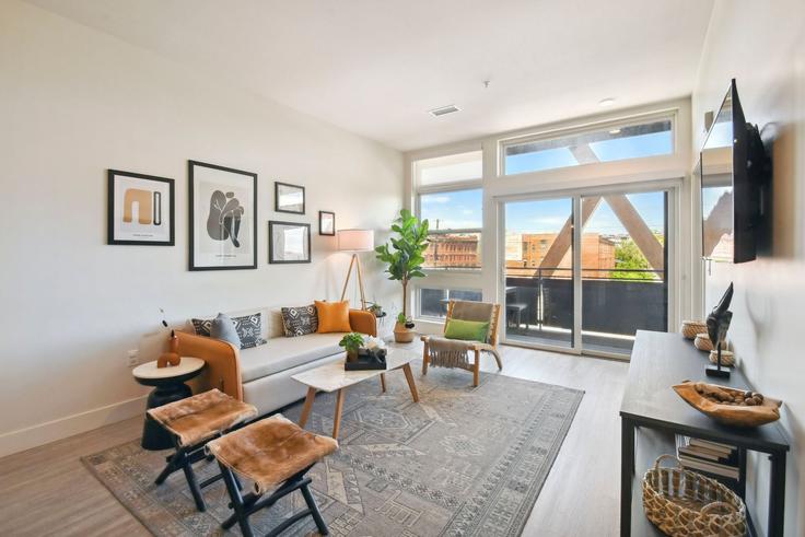 Building Zuni Street - livly-housing - 1249135 - DEN adresindeki bir dairede modern mobilyalarla zarif bir şekilde tasarlanmış oturma odası Denver, Denver
