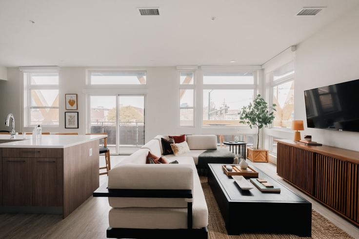 Elegante sala de estar con mobiliario moderno en un apartamento en Building Zuni Street - livly-housing - 1249150 - DEN en Denver, Denver