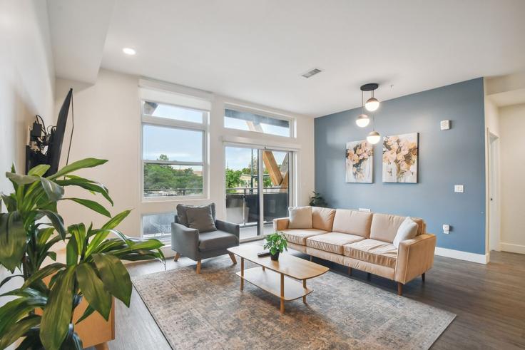 Elegant gestaltetes Wohnzimmer mit moderner Einrichtung in einer Wohnung im Building Zuni Street - livly-housing - 1249139 - DEN in Denver, Denver Elegant gestaltetes Wohnzimmer mit moderner Einrichtung in einer Wohnung im Building Zuni Street - livly-housing - 1249139 - DEN in Denver, Denver