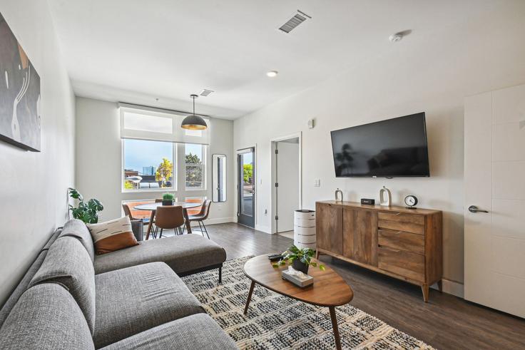 Building Zuni Street - livly-housing - 1249141 - DEN adresindeki bir dairede modern mobilyalarla zarif bir şekilde tasarlanmış oturma odası Denver, Denver Building Zuni Street - livly-housing - 1249141 - DEN adresindeki bir dairede modern mobilyalarla zarif bir şekilde tasarlanmış oturma odası Denver, Denver