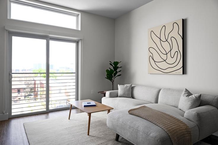 Denver, Denver에 위치한 Building Zuni Street - livly-housing - 1249129 - DEN 유닛의 세련된 인테리어가 돋보이는 거실 Denver, Denver에 위치한 Building Zuni Street - livly-housing - 1249129 - DEN 유닛의 세련된 인테리어가 돋보이는 거실