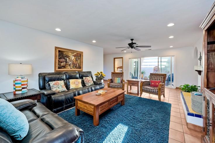 Sala de estar elegantemente projetada com móveis modernos em um apartamento no Building El Arbol Drive - livly-housing - 1248667 - SAN em Carlsbad, Carlsbad