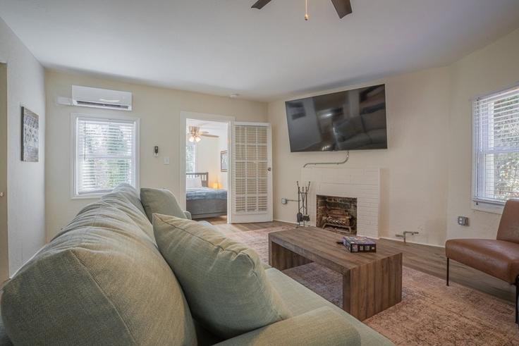 Elegant gestaltetes Wohnzimmer mit moderner Einrichtung in einer Wohnung im Building Bobbin Mill Road - livly-housing - 1247967 - ATL in Athens, Athens