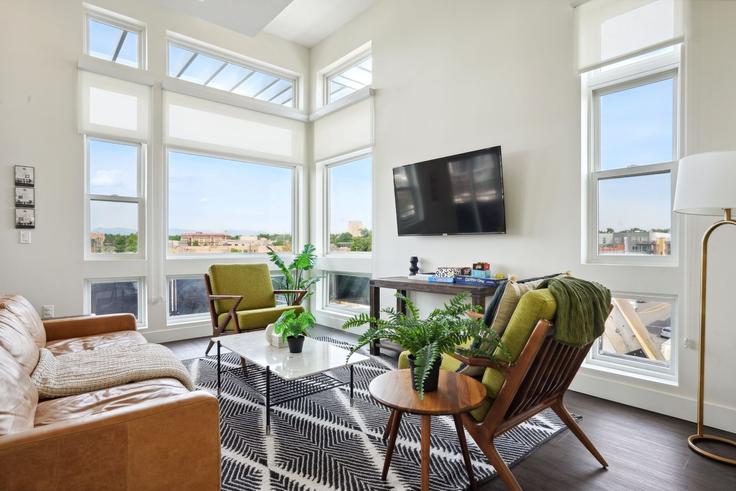 Elegante sala de estar con mobiliario moderno en un apartamento en Building Zuni Street - livly-housing - 1249119 - DEN en Denver, Denver