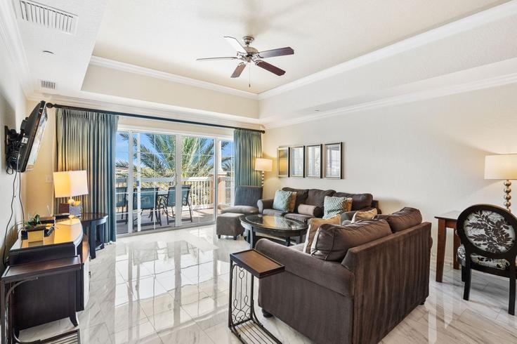 Four Corners Four CornersのBuilding Sunset View Circle - livly-housing - 1247838 - MCOのアパートメントにある、モダンな家具を備えたエレガントなデザインのリビングルーム