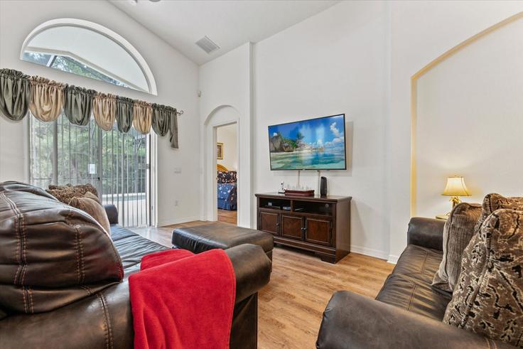 Sala de estar elegantemente projetada com móveis modernos em um apartamento no Building Cumbrian Lakes Drive - livly-housing - 1248738 - MCO em Kissimmee, Kissimmee Sala de estar elegantemente projetada com móveis modernos em um apartamento no Building Cumbrian Lakes Drive - livly-housing - 1248738 - MCO em Kissimmee, Kissimmee