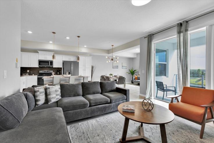 Kissimmee, Kissimmee에 위치한 Building Paradox Circle - livly-housing - 1248726 - MCO 유닛의 세련된 인테리어가 돋보이는 거실 Kissimmee, Kissimmee에 위치한 Building Paradox Circle - livly-housing - 1248726 - MCO 유닛의 세련된 인테리어가 돋보이는 거실