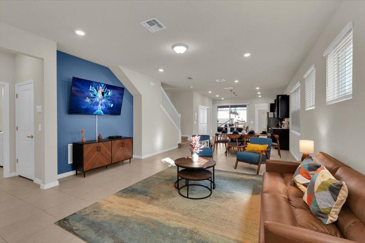 Four Corners, Four Corners 소재 Building Lilac Way - livly-housing - 1248723 - MCO 유닛에 마련된, 현대적인 가구로 꾸며진 우아한 디자인의 거실