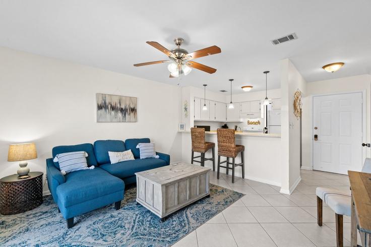 Salle de séjour élégante avec mobilier moderne dans un appartement à Building Bream Avenue - livly-housing - 1246495 - USA à Okaloosa Island, Okaloosa Island