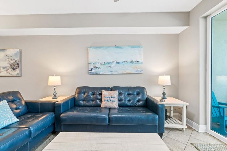 Salle de séjour élégante avec mobilier moderne dans un appartement à Building Santa Rosa Boulevard - livly-housing - 1249171 - USA à Okaloosa Island, Okaloosa Island Salle de séjour élégante avec mobilier moderne dans un appartement à Building Santa Rosa Boulevard - livly-housing - 1249171 - USA à Okaloosa Island, Okaloosa Island