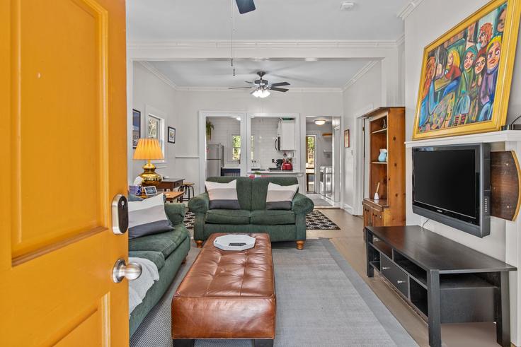 Salle de séjour élégante avec mobilier moderne dans un appartement à Building Lenoir Avenue - livly-housing - 1247966 - ATL à Athens, Athens Salle de séjour élégante avec mobilier moderne dans un appartement à Building Lenoir Avenue - livly-housing - 1247966 - ATL à Athens, Athens