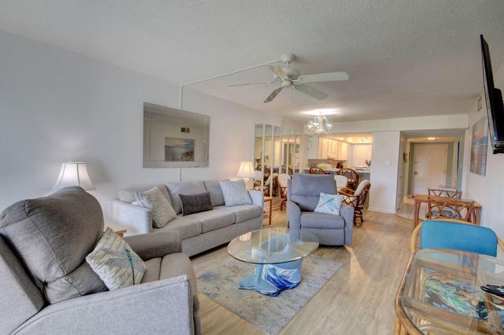 Salle de séjour élégante avec mobilier moderne dans un appartement à Building Whelk Court - livly-housing - 1249000 - USA à Okaloosa Island, Okaloosa Island