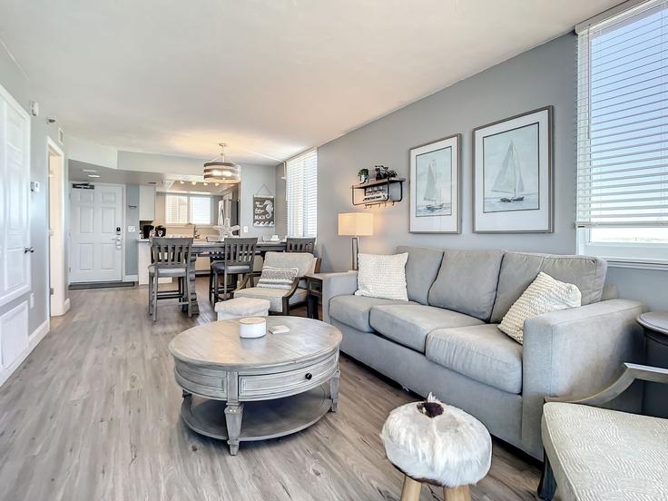 Elegante sala de estar con mobiliario moderno en un apartamento en Building South Atlantic Avenue - livly-housing - 1248541 - MCO en New Smyrna Beach, New Smyrna Beach