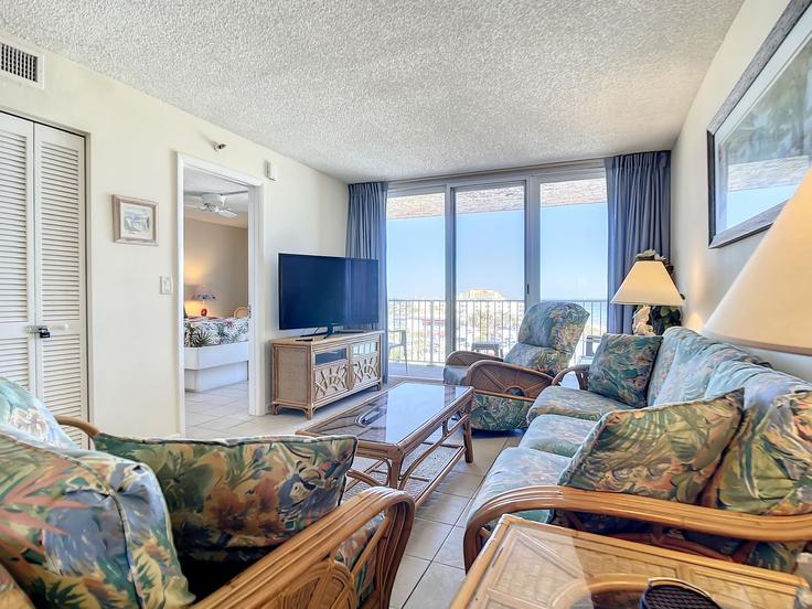 Sala de estar elegantemente projetada com móveis modernos em um apartamento no Building South Atlantic Avenue - livly-housing - 1248530 - MCO em New Smyrna Beach, New Smyrna Beach