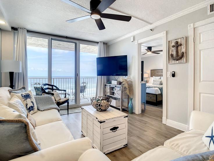 Sala de estar elegantemente projetada com móveis modernos em um apartamento no Building South Atlantic Avenue - livly-housing - 1248524 - MCO em New Smyrna Beach, New Smyrna Beach