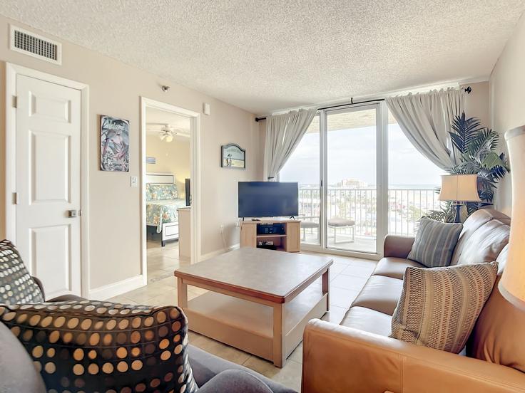 Sala de estar elegantemente projetada com móveis modernos em um apartamento no Building South Atlantic Avenue - livly-housing - 1249809 - MCO em New Smyrna Beach, New Smyrna Beach