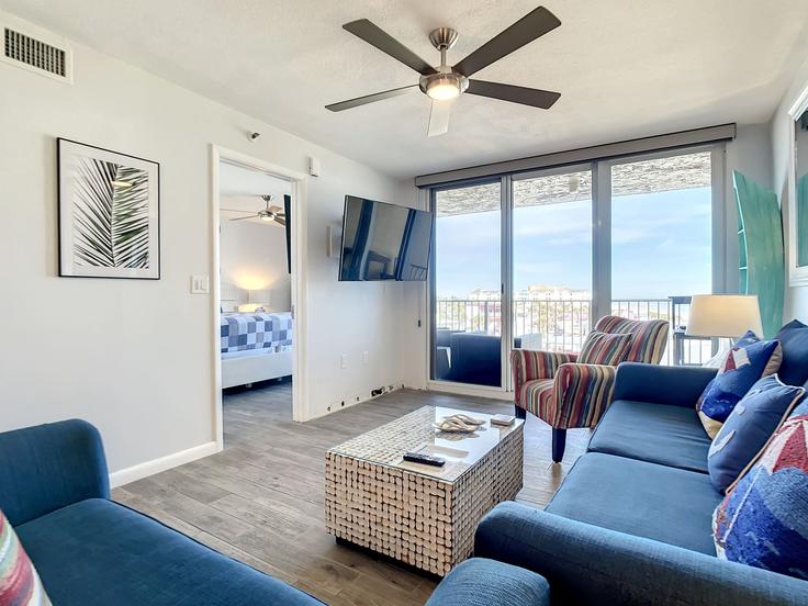 New Smyrna Beach New Smyrna BeachのBuilding South Atlantic Avenue - livly-housing - 1249805 - MCOのアパートメントにある、モダンな家具を備えたエレガントなデザインのリビングルーム