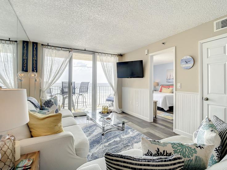 Sala de estar elegantemente projetada com móveis modernos em um apartamento no Building South Atlantic Avenue - livly-housing - 1248538 - MCO em New Smyrna Beach, New Smyrna Beach