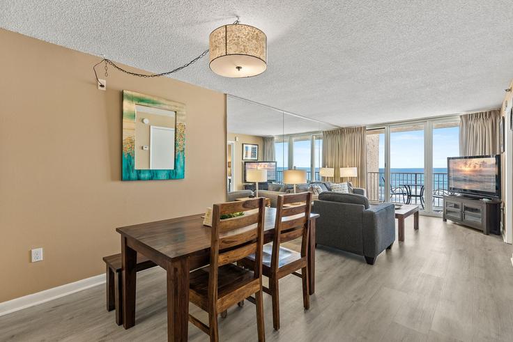 Sala de estar elegantemente projetada com móveis modernos em um apartamento no Building South Atlantic Avenue - livly-housing - 1249811 - MCO em New Smyrna Beach, New Smyrna Beach