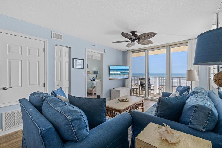 Sala de estar elegantemente projetada com móveis modernos em um apartamento no Building South Atlantic Avenue - livly-housing - 1248535 - MCO em New Smyrna Beach, New Smyrna Beach