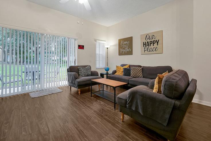 Salle de séjour élégante avec mobilier moderne dans un appartement à Building Crystal Cove Loop - livly-housing - 1246549 - MCO à Four Corners, Four Corners Salle de séjour élégante avec mobilier moderne dans un appartement à Building Crystal Cove Loop - livly-housing - 1246549 - MCO à Four Corners, Four Corners