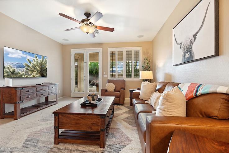 Elegant gestaltetes Wohnzimmer mit moderner Einrichtung in einer Wohnung im Building South 172nd Drive - livly-housing - 1247234 - USA in Goodyear, Goodyear Elegant gestaltetes Wohnzimmer mit moderner Einrichtung in einer Wohnung im Building South 172nd Drive - livly-housing - 1247234 - USA in Goodyear, Goodyear