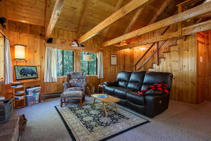 Building Balsom Road - livly-housing - 1247069 - USA adresindeki bir dairede modern mobilyalarla zarif bir şekilde tasarlanmış oturma odası Island Park, Island Park