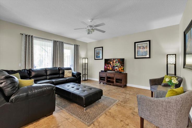 Four Corners, Four Corners 소재 Building Banana Palm Drive - livly-housing - 1248715 - MCO 유닛에 마련된, 현대적인 가구로 꾸며진 우아한 디자인의 거실