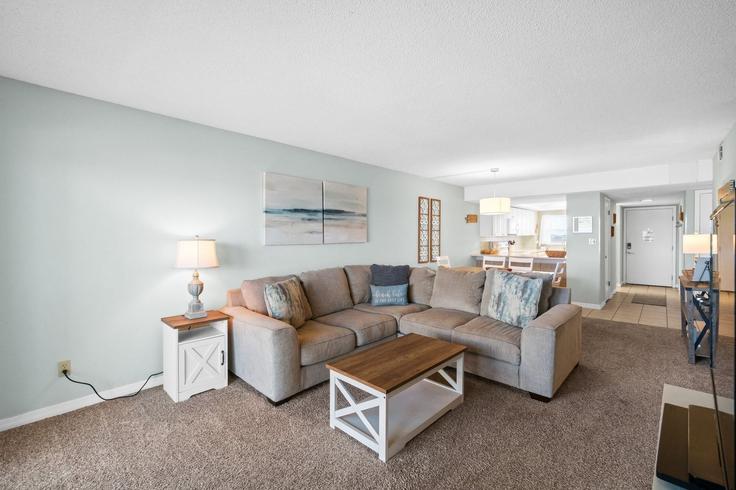 Sala de estar elegantemente projetada com móveis modernos em um apartamento no Building Whelk Court - livly-housing - 1246507 - USA em Okaloosa Island, Okaloosa Island