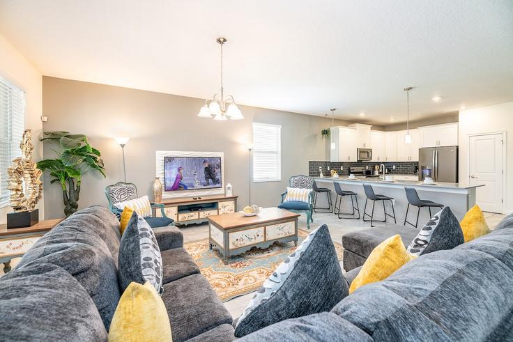 Elegante sala de estar con mobiliario moderno en un apartamento en Building Stinger Drive - livly-housing - 1248922 - MCO en Four Corners, Four Corners Elegante sala de estar con mobiliario moderno en un apartamento en Building Stinger Drive - livly-housing - 1248922 - MCO en Four Corners, Four Corners
