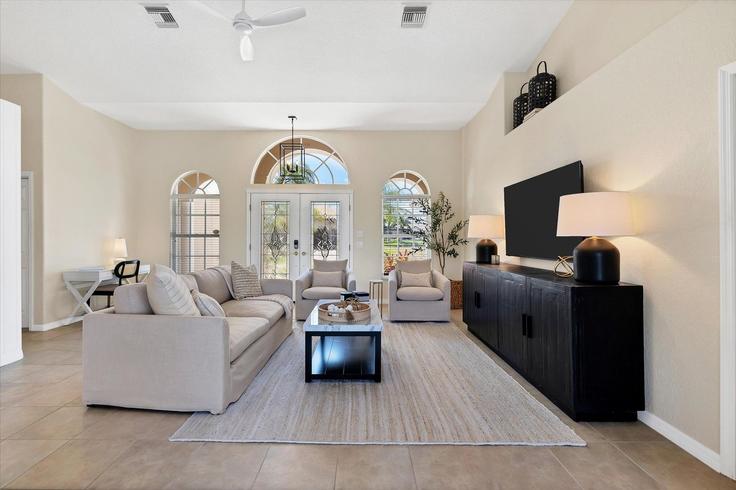 Salle de séjour élégante avec mobilier moderne dans un appartement à Building Great Isaac Court - livly-housing - 1248704 - USA à Punta Gorda, Punta Gorda Salle de séjour élégante avec mobilier moderne dans un appartement à Building Great Isaac Court - livly-housing - 1248704 - USA à Punta Gorda, Punta Gorda