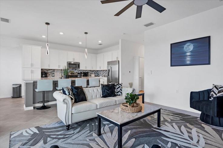 Sala de estar elegantemente projetada com móveis modernos em um apartamento no Building Heritage Landing Boulevard - livly-housing - 1248733 - USA em Punta Gorda, Punta Gorda