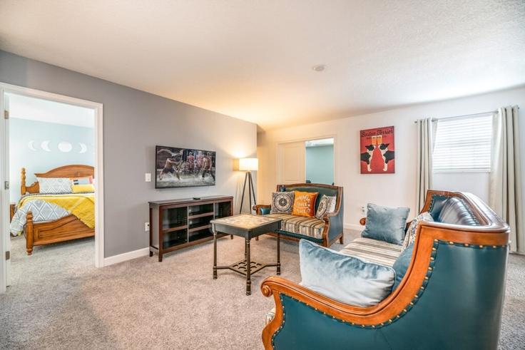 Elegant gestaltetes Wohnzimmer mit moderner Einrichtung in einer Wohnung im Building Stinger Drive - livly-housing - 1248894 - MCO in Four Corners, Four Corners