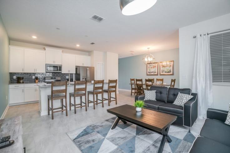 Salle de séjour élégante avec mobilier moderne dans un appartement à Building Pebble Beach Drive - livly-housing - 1248889 - MCO à Four Corners, Four Corners