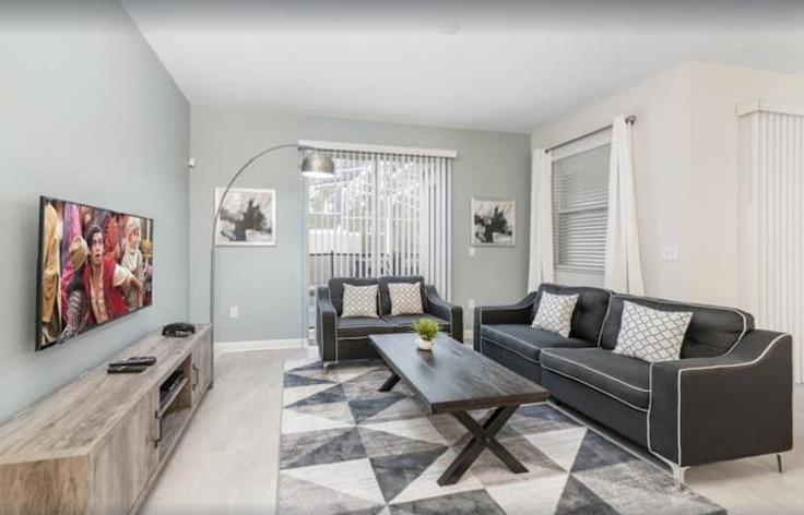 Elegante sala de estar con mobiliario moderno en un apartamento en Building Ocean Course Avenue - livly-housing - 1248890 - MCO en Four Corners, Four Corners Elegante sala de estar con mobiliario moderno en un apartamento en Building Ocean Course Avenue - livly-housing - 1248890 - MCO en Four Corners, Four Corners