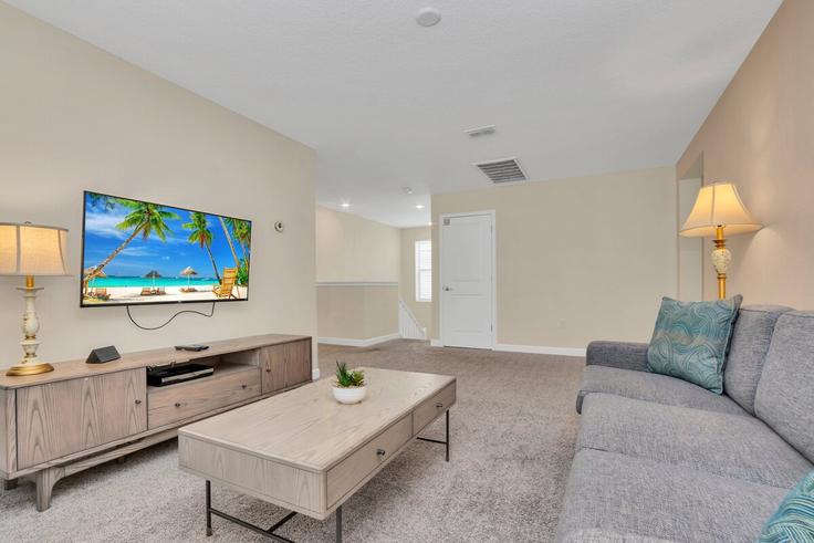 Salle de séjour élégante avec mobilier moderne dans un appartement à Building Flange Drive - livly-housing - 1248885 - MCO à Four Corners, Four Corners