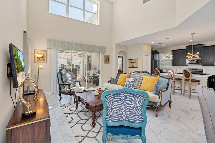 Four Corners, Four Corners에 위치한 Building Flange Drive - livly-housing - 1248886 - MCO 유닛의 세련된 인테리어가 돋보이는 거실 Four Corners, Four Corners에 위치한 Building Flange Drive - livly-housing - 1248886 - MCO 유닛의 세련된 인테리어가 돋보이는 거실